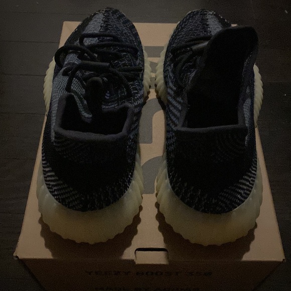 Authentic- Yeezy 350 Carbon size 8 - Picture 4 of 5